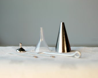 Embudo pequeño para llenar urnas: acero inoxidable o plástico con punzón.