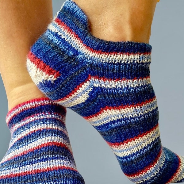 PDF Patrón calcetines  tobilleros con solapa trasera tejidos desde la puntera, cuatro tallas. En inglés y español