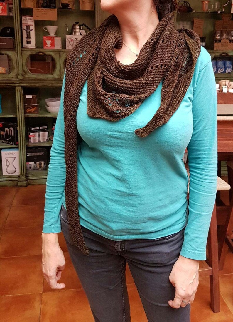 Triangular scarf handknitted in spanish merino wool. Bufanda Etsy