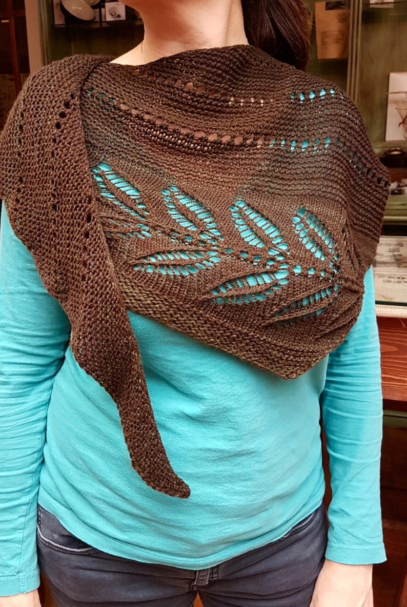 Triangular scarf handknitted in spanish merino wool. Bufanda Etsy