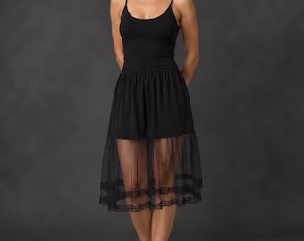 Sottogonna allungabile in tulle nero con bordo in pizzo, lunghezza al ginocchio.