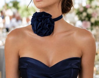 Collana girocollo floreale in chiffon blu navy, gioiello floreale di grande effetto, colletto a rosa in tessuto removibile.