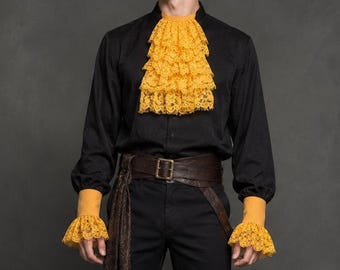 Completo composto da jabot e polsini in pizzo color senape, colletto vittoriano staccabile, accessorio per costume da pirata gotico.