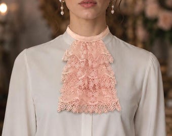 Jabot in pizzo color pesca, collana vittoriana con volant, colletto romantico removibile.