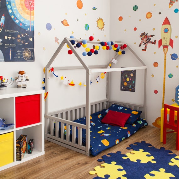 Cama de casa de tamaño individual para niños, marco de cama de piso de  madera con nido y marco de techo de la casa, cama para niños individual con