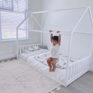 Toddler bed, toddler floor bed, Montessori bed, child bed, wood house bed, loft bed tent, house bed frame, wooden bed frame, lit Montessori simple, lit enfant, play house loft, canopy bed frame, twin bed frame, twin house bed, toddler house bed