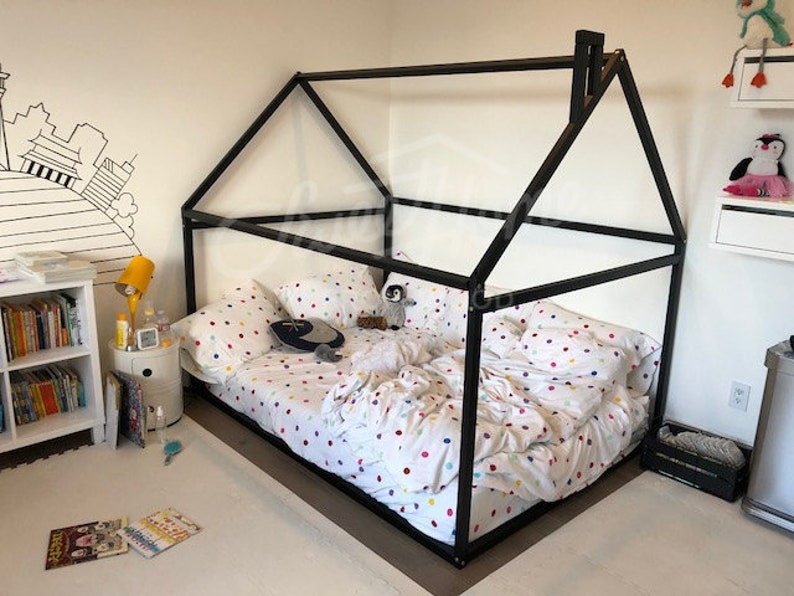 House bed, floor bed, wood bed, toddler bed, house shaped ped, Montessori house bed, Montessori bed, children bed, toddler bed, kids bed frame, floor house bed, toddler floor bed, wooden frame bed, kids bed, playroom furniture, floor bed