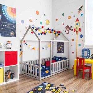 Lit Enfant Happy Kitty 140x70 Cm Avec Matelas - Cadre Hêtre, Côtés Surélevés, Sécurité Bords Arrondis, Capacité 150 Kg