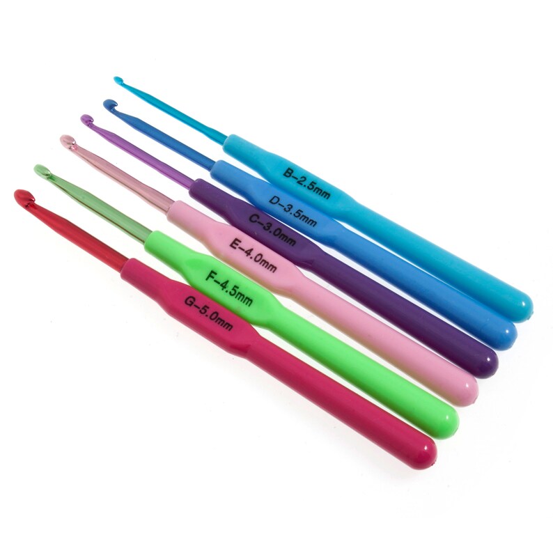 Pu&ograve; includere: Set di sei uncinetti colorati con manici in plastica. Gli uncinetti sono etichettati con le dimensioni B-2,5 mm, D-3,5 mm, C-3,0 mm, E-4,0 mm, F-4,5 mm e G-5,0 mm.