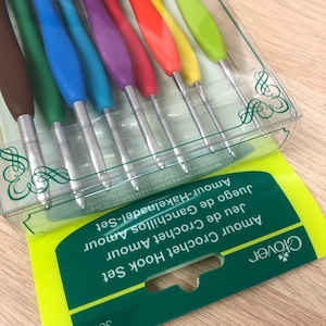 Clover Amour Crochet Hook Set, 9 hooks. Ergonomic crochet hook, Softgrip, Metal crochet hook. Colourful, Crochet tools. 2 - 6 mm hooks