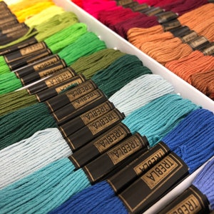 Écheveaux de broderie. Écheveaux de point de croix. Fil de point de croix. Broderie. Fournitures de point de croix. Fil à broder. Différentes couleurs