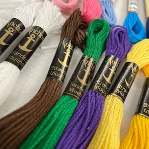 Fil d'ancrage. Écheveaux de broderie. Différentes couleurs. Écheveaux de point de croix. Fil de point de croix. Broderie. Écheveaux de point de croix