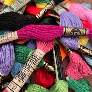 Fil toronné spécial Mouliné. Écheveaux de broderie DMC. Écheveaux de broderie. Fil de point de croix. Fil à broder. Différentes couleurs