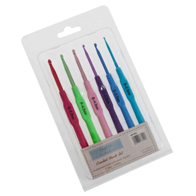 Pu&ograve; includere: Un set di sei uncinetti colorati con manici in plastica. Gli uncinetti sono etichettati con le loro dimensioni: 2,5 mm, 3,0 mm, 3,5 mm, 4,0 mm, 4,5 mm e 5,0 mm.