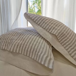 FUNDA DE ALMOHADA REVERSIBLE de lino en lino a rayas blanquecino y natural suavizado. Funda de almohada de lino puro. Tamaños personalizados para cama tamaño queen y king