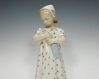 AMAGER GIRL KNITTING by Lotte Benter for ROYAL COPENHAGEN # 1314 Factory FIRST
