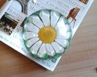 Vintage Art Glass Paperweight, White Daisy Flower Paperweight, Collectible Glass Paperweight, Gift for Mom, Mother&#39;s Day Paperweight Gift