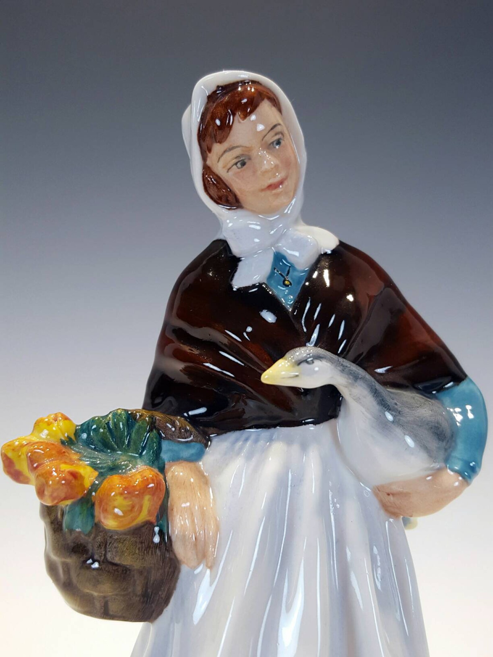 Royal Doulton Figurine country Lass HN 1991, Young Woman W. Goose and