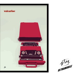 Peut inclure: Une machine à écrire vintage rouge dans un étui rouge avec le mot "valentine" imprimé au-dessus. La machine à écrire est ouverte et prête à être utilisée. L'image a un style rétro.