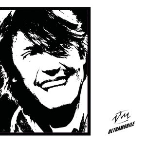 Könnte beinhalten: Schwarzweiß-Illustration eines Gesichts mit einem Lächeln. Das Bild ist in einem quadratischen Rahmen mit schwarzem Rand. Der Text "ULTRAMOBILE" befindet sich in der rechten unteren Ecke des Bildes.