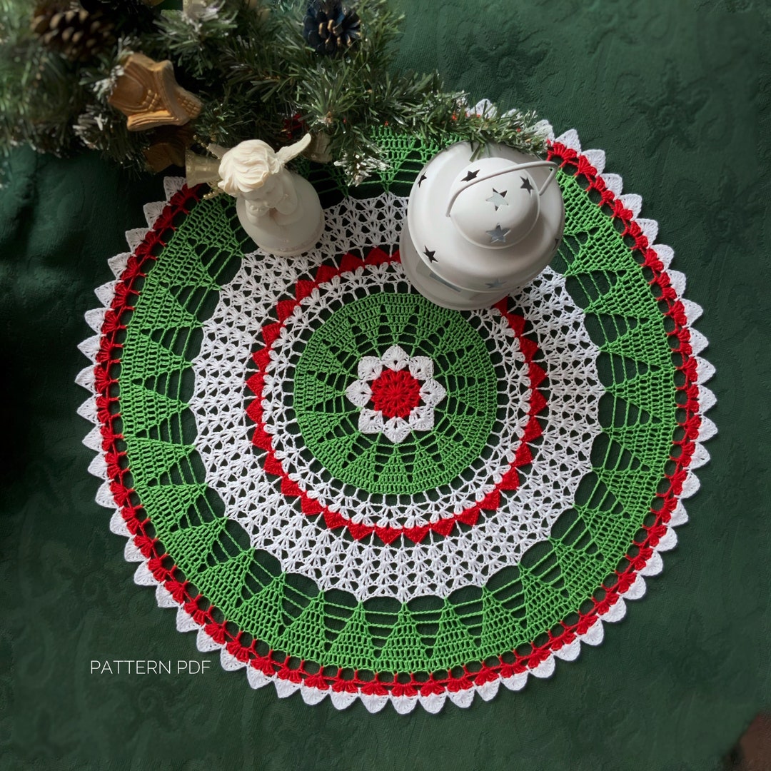 Gehäkeltes Weihnachtsdeckchen – Rund, 48 Cm, Aus Baumwolle, Rot-weiß-grün – Für Tisch, Kommode Oder Als Festliche Deko