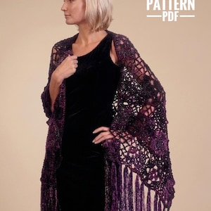Peut inclure: Un châle au crochet violet et noir, avec une bordure à franges. Le motif ajouré est visible. Le texte "PATTERN - PDF" est affiché en blanc. Il s'agit d'un patron PDF.