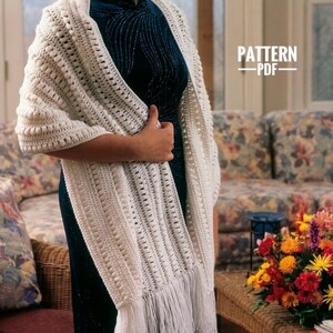 Peut inclure: Châle en crochet crème avec un motif texturé et des franges. Le châle est drapé sur les épaules. L'image comprend le texte "PATTERN - PDF-".