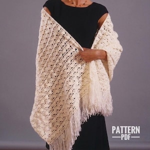 Peut inclure: Châle en crochet de couleur crème avec un motif texturé et des franges. Le châle est drapé sur les épaules. L'image comprend également le texte "PATTERN - PDF".