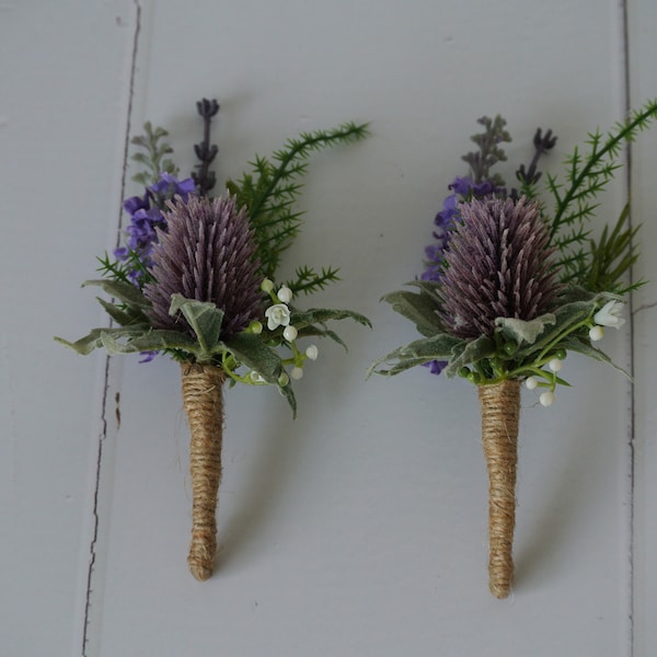 Une paire de boutonnières chardon, boutonnière écossaise, boutonnière rustique, chardon écossais, boutonnière lavande, fougère, boutonnière violette, un ensemble