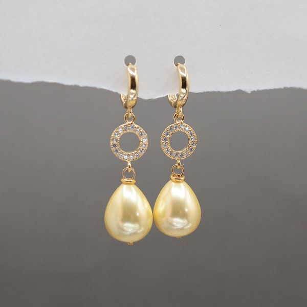 Boucles d’oreilles en perle en forme de perle dorée, Boucles d’oreilles en perle jaune, boucles d’oreilles délicates, boucles d’oreilles pendantes en perles de coquillage, boucle d’oreille en nacre, cadeau pour elle