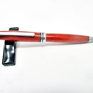 Verpletterde rode designerbalpen met verchroming