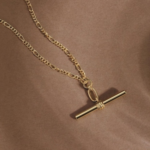 Empilage minimaliste en or jaune 14 carats vermeil, argent sterling vermeil et chaîne en T avec pendentif porte-clés et breloques