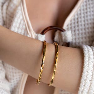 Bracelet double manchette martelé, jonc ouvert ajustable, bijou minimaliste empilable, cadeau boho femme