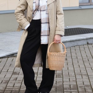 Panier en paille fait main avec couvercle, sac de style Jane Birkin tissé à la main, sac à main en osier pour pique-nique de plage, fourre-tout pour le marché français, vêtements d'été et de printemps