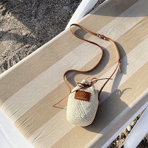 Custodia per telefono fatta a mano all'uncinetto, borsa a tracolla in rafia con cinturino in pelle, moderno cestino in paglia, borsa estiva da donna e da uomo