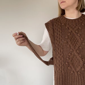 Grobstrick Alpaka Wolle Pullover Weste für Frauen, ärmelloser Pullover mit Krawatten Metallschnallen, irischer Stich, Frühlingsstrick