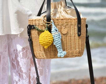 Cesta pequeña de mimbre con asas de cuero, bolso de mimbre tejido a mano, bandolera de verano