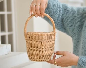 Small trendy straw basket with lid Jane Birkin style, modern wicker summer boho bag, vacation y2k festival party purse, spring clothing