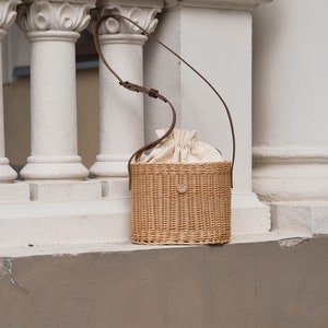 Panier seau en osier à bandoulière avec bandoulière en cuir pour femme, sac d'été en paille tendance, fourre-tout ovale de plage de vacances, vêtements modernes printaniers, cadeau