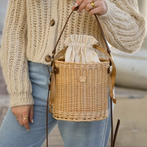 Wiklinowy okrągły kosz typu crossbody dla kobiet, letnia torba ze słomy z uchwytem ze skóry, modna torba z wikliny, wyjątkowy dodatek na festiwal muzyczny