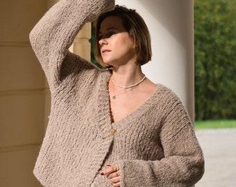Cardigan en laine d’alpaga surdimensionné fait main pour femmes, pull épais pour dames beige tricoté pour Noël, vêtements de détente confortables, vêtements d’automne personnalisés