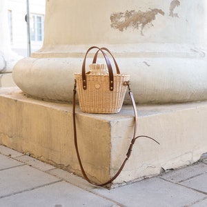 Sac en osier avec poignées en cuir pour femme, panier seau en paille fait main de luxe, sac à main ovale, vacances d'été, vêtements de printemps, cadeau pour elle