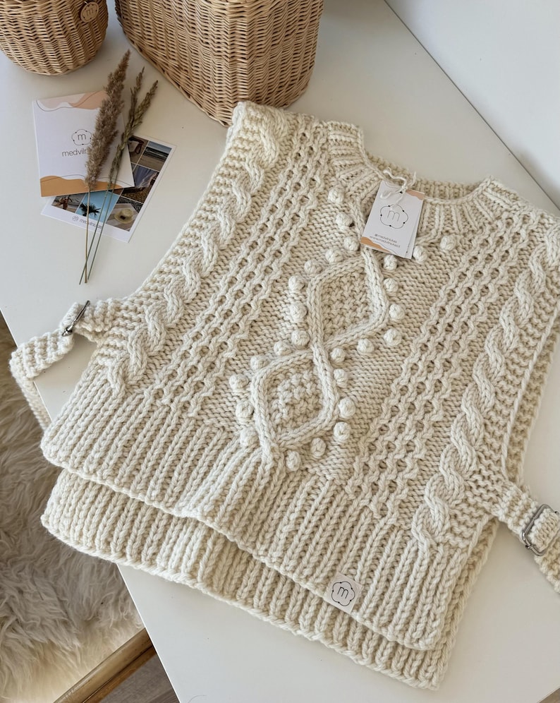 Handstickad tröja i alpackaull för kvinnor, ärmlös kabelstickad tröja, väst med metalldetaljer, skandinavisk stil, afterski höst/vinter Off white