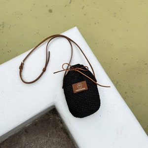 Handgefertigte Crossbody-Strohtasche mit langem Ledergriff, moderner gehäkelter Schulterkorb aus Bast, handgefertigter Luxus-Beutelbeutel für den Sommer