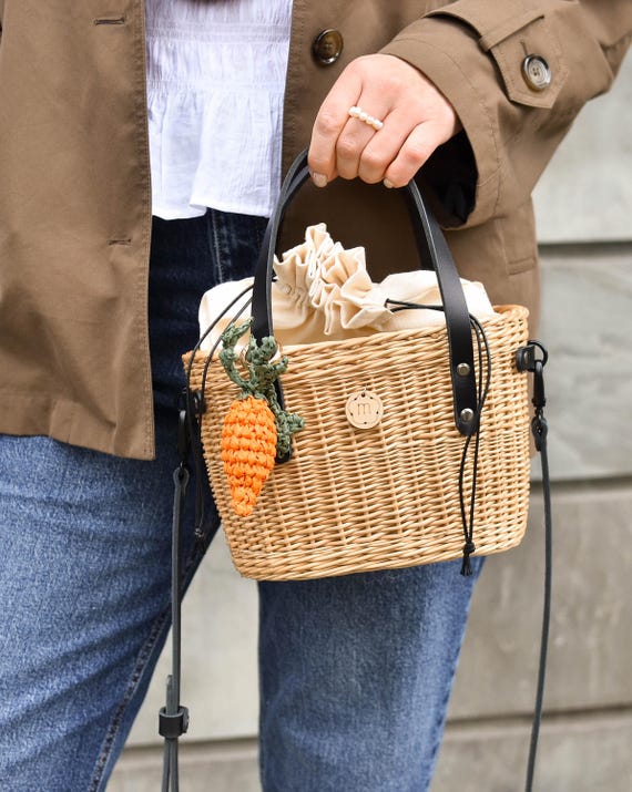 キーリングの中のエコバッグ[TUKATA]farm bag（carrot） Trendy Handmade Raffia Carrot Bag Charm, Crochet Boho