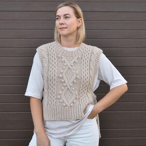 Handstickad tröja i alpackaull för kvinnor, ärmlös kabelstickad tröja, väst med metalldetaljer, skandinavisk stil, afterski höst/vinter Beige