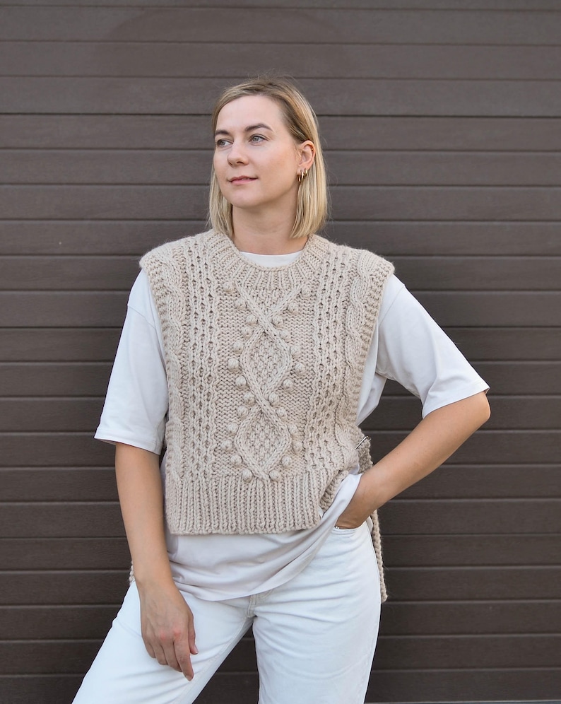 Handstickad tröja i alpackaull för kvinnor, ärmlös kabelstickad tröja, väst med metalldetaljer, skandinavisk stil, afterski höst/vinter Beige