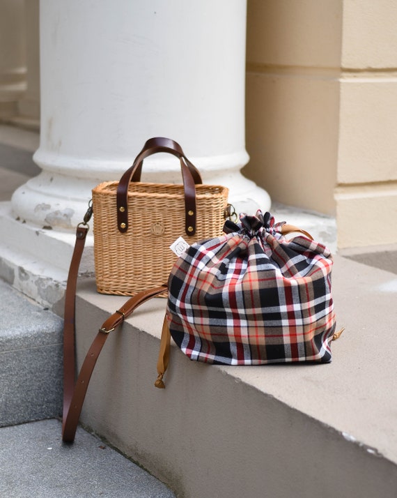 ブルレア Leather trimmed rattan bucketbag Wicker Luxury Crossbody Bucket Bag With Leather Handles and
