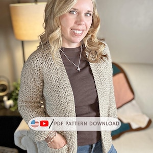 Puede incluir: Un cárdigan de ganchillo beige con bolsillos. El cárdigan se lleva sobre una camiseta marrón y unos vaqueros azules. La imagen incluye el texto "PDF PATTERN DOWNLOAD" y el sitio web "hookedonhomemadehappiness".