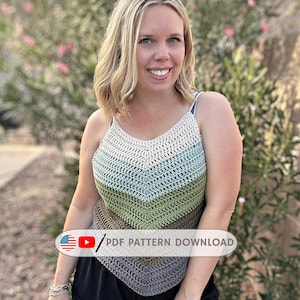 Puede incluir: Una camiseta de tirantes de ganchillo con un patrón de chevrón y rayas horizontales en crema, azul claro, verde oliva, marrón y gris oscuro. La prenda tiene tirantes finos y cuello en V. El texto dice: bookedonhomemadehappiness.com / PDF PATTERN DOWNLOAD.